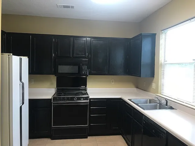 Building Photo - 725 Walnut Woods Cv N