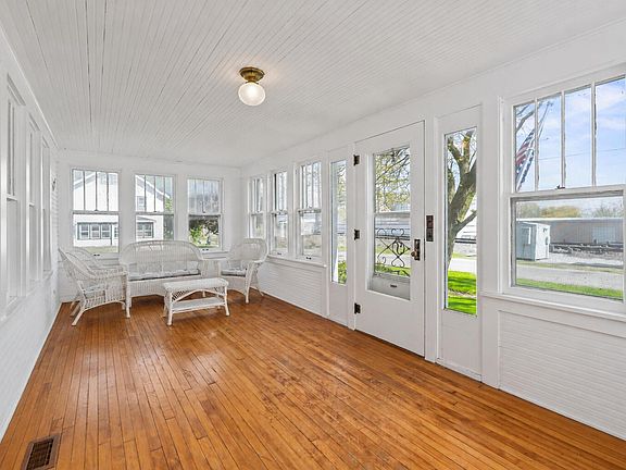 4th image of 202 Warner St