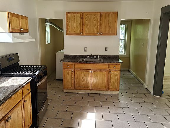 3rd image of 27 Lilac St #2