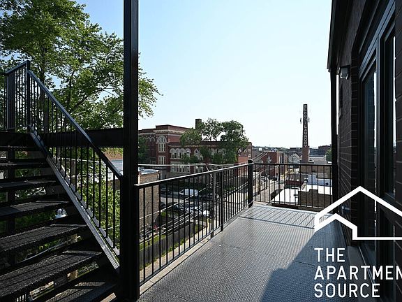 3rd image of 3006 W Belmont Ave #4
