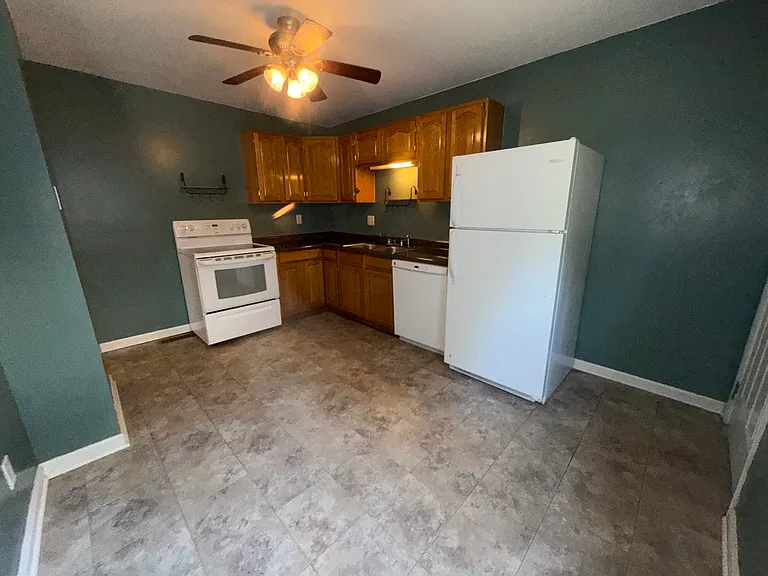 153-155 Benton St #153 — Photo 9