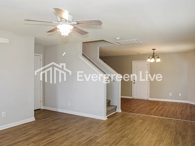113 Elmhurst Dr — Photo 3
