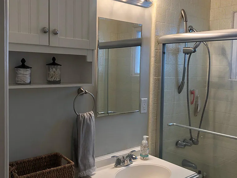 Bath w/ tub/shower