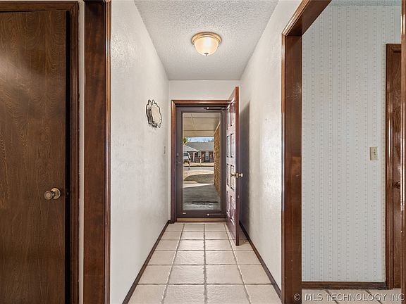 3rd image of 3133 Woodside Dr