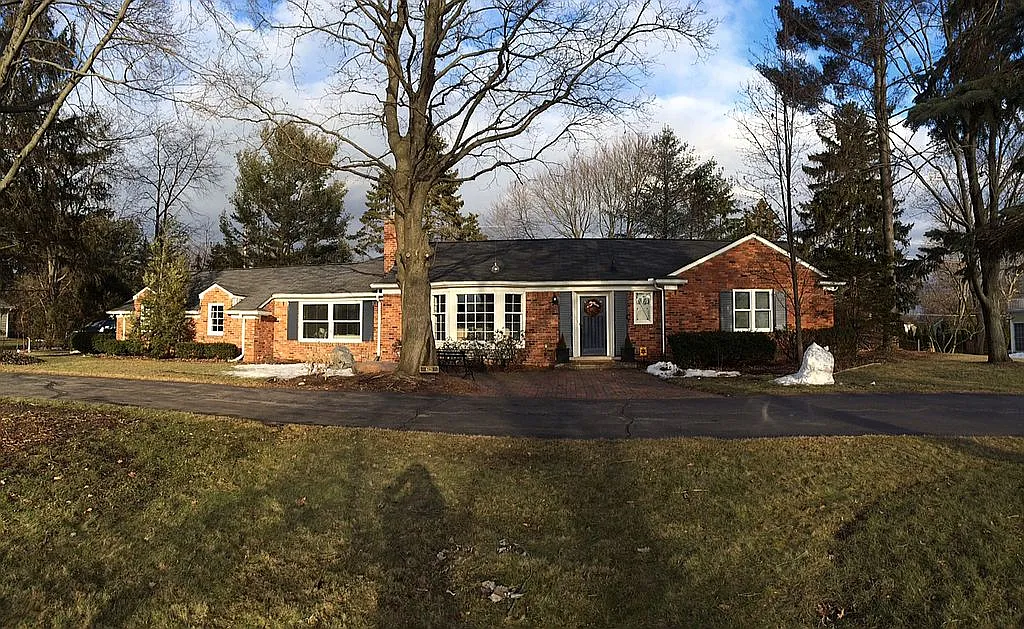 6121 Golfview Dr photo 1
