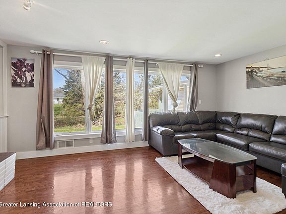 4th image of 1375 Meadowlane Dr SE