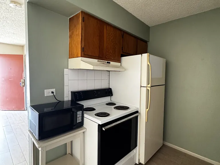 1326 S Saint Marys St #6 — Photo 2