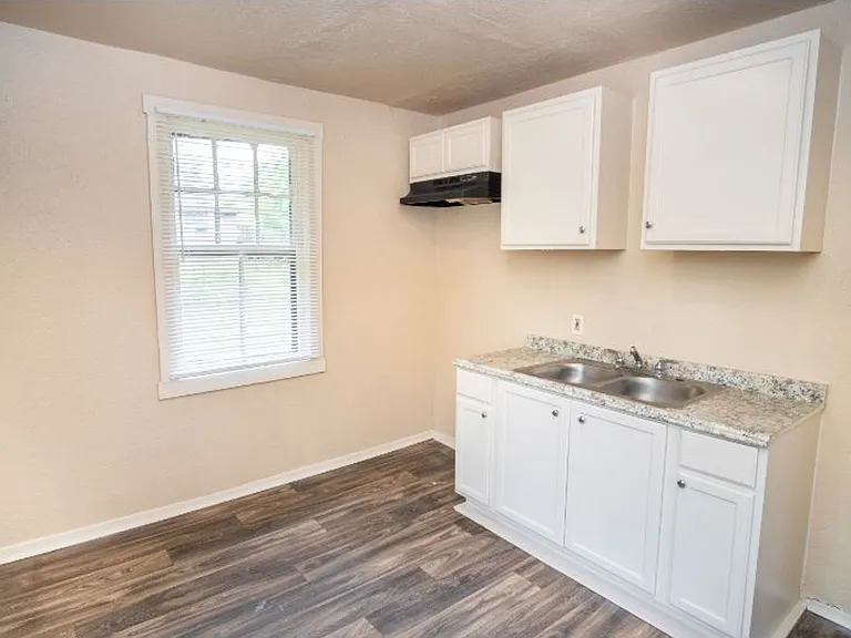 512 Bee St — Photo 6