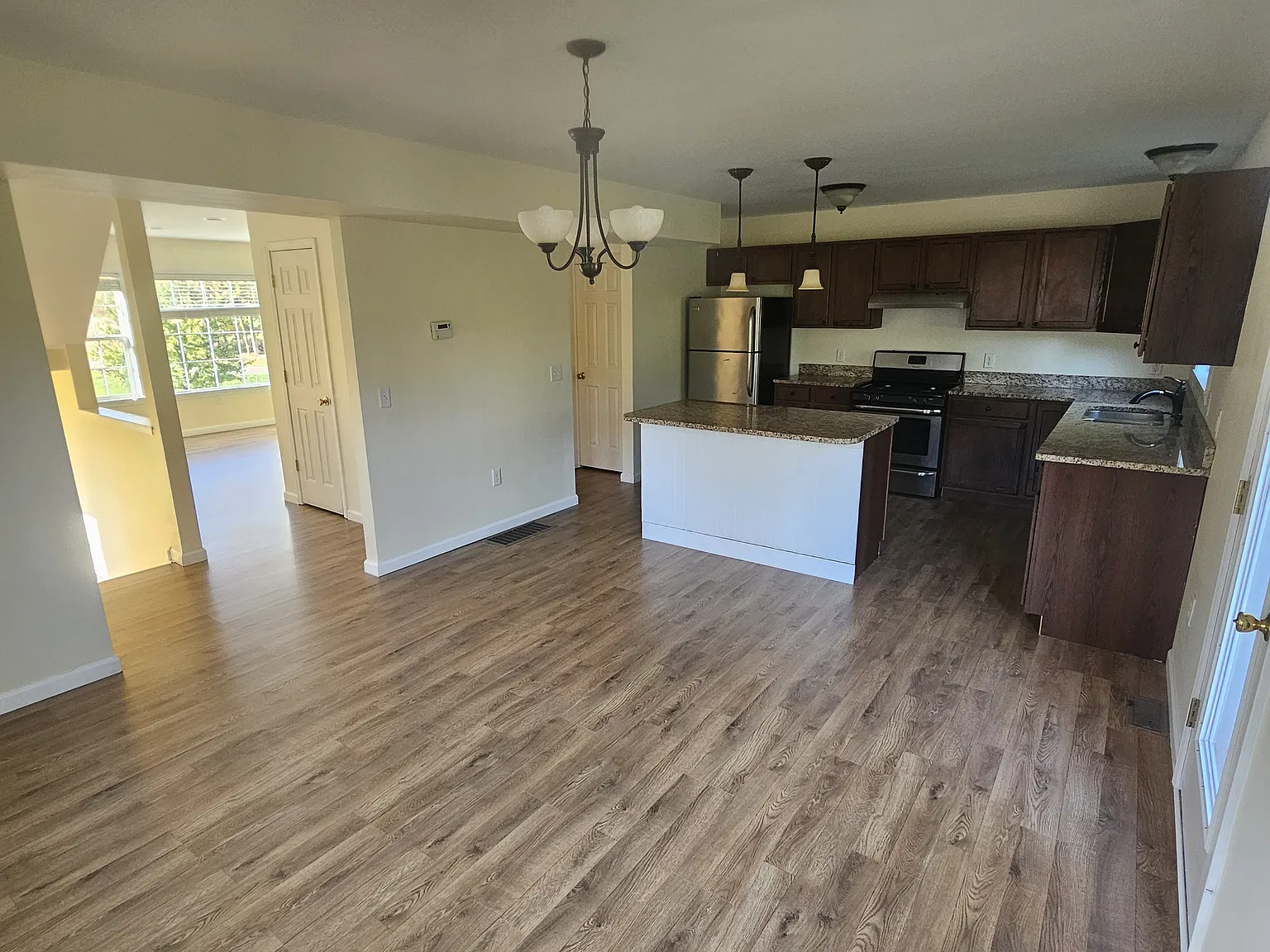 3 bed, 2.5 bath, 1600 sqft, $2,000 — Photo 3