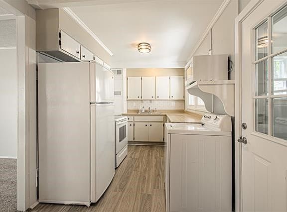 3rd image of 4404 N Campbell St