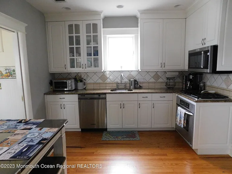 2005 5th Ave — Photo 5