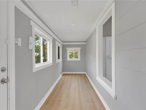 3rd image of 2425 Jackson Ave