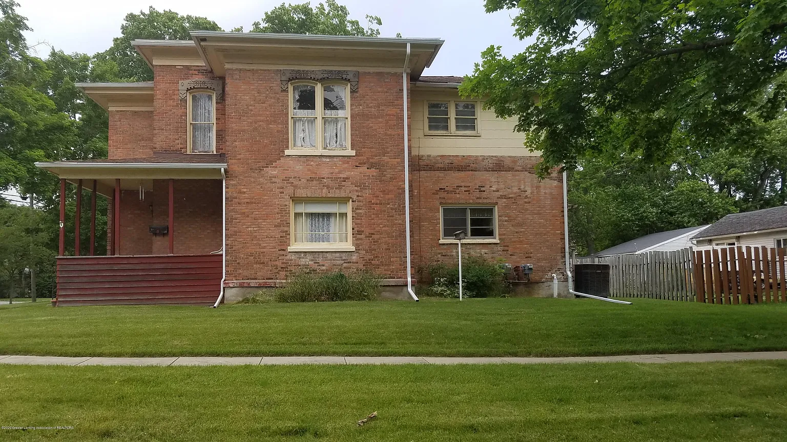 302 W Main St photo 1