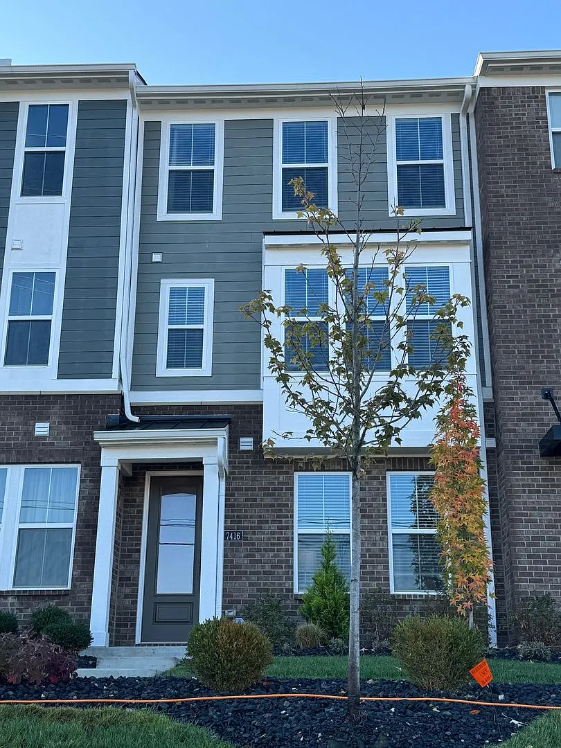 Stunning Executive Townhome Liberty Twp — Photo 1