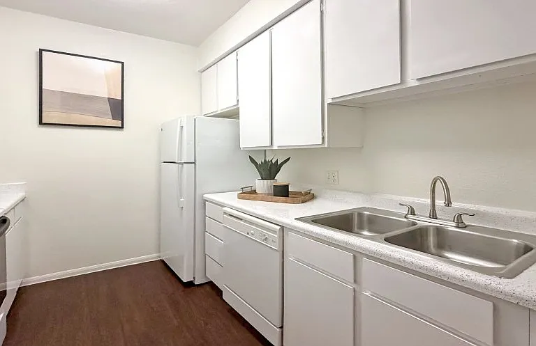 Woodlake Oaks Apartments — Photo 12
