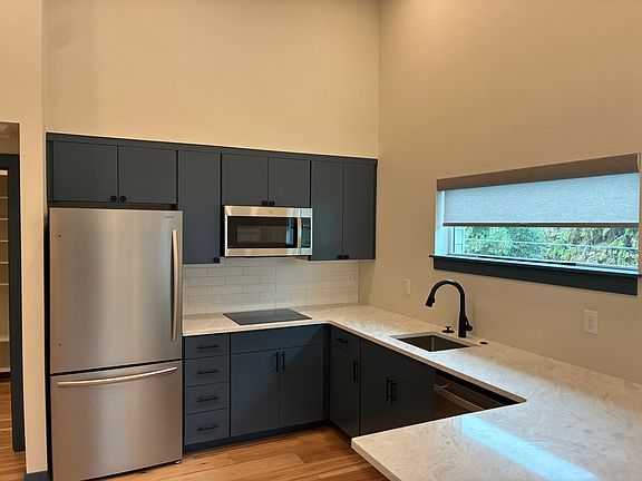 5th image of 910 NE Norton Ave #2