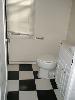 2nd image of 926 E 4th St APT 6