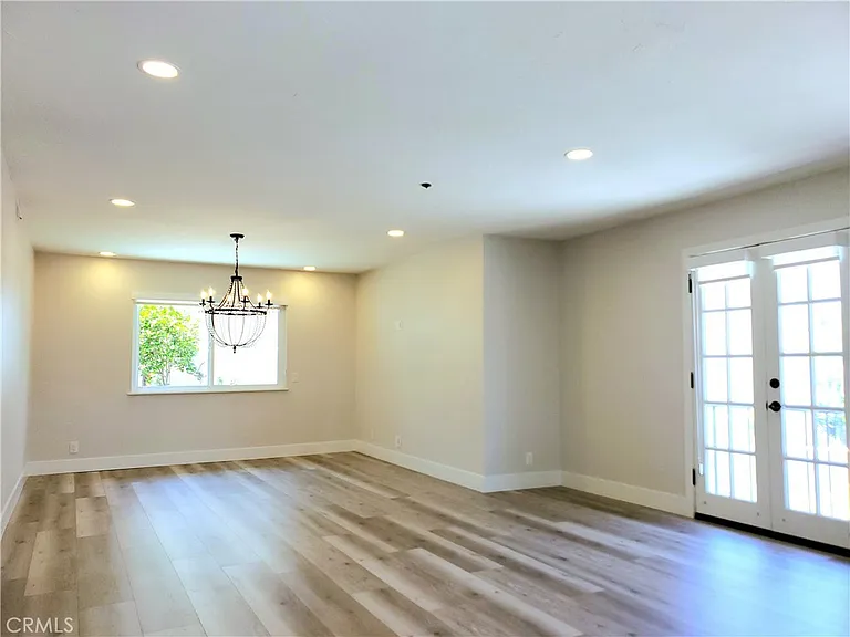 219 W Escalones — Photo 9