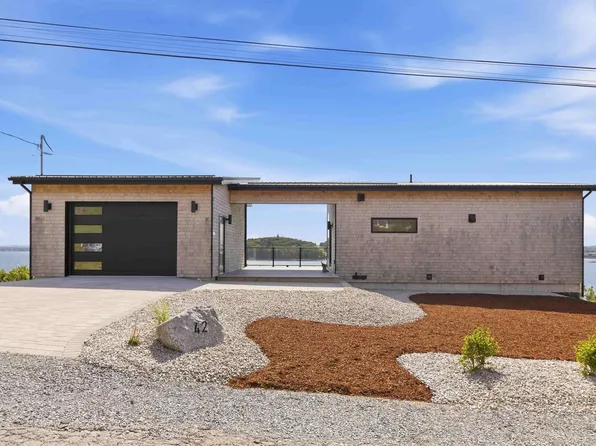 42 Shore Rd, Lunenburg, NS B0J 2C0