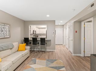 351 Pemberwick Rd APT 818, Greenwich, CT 06831