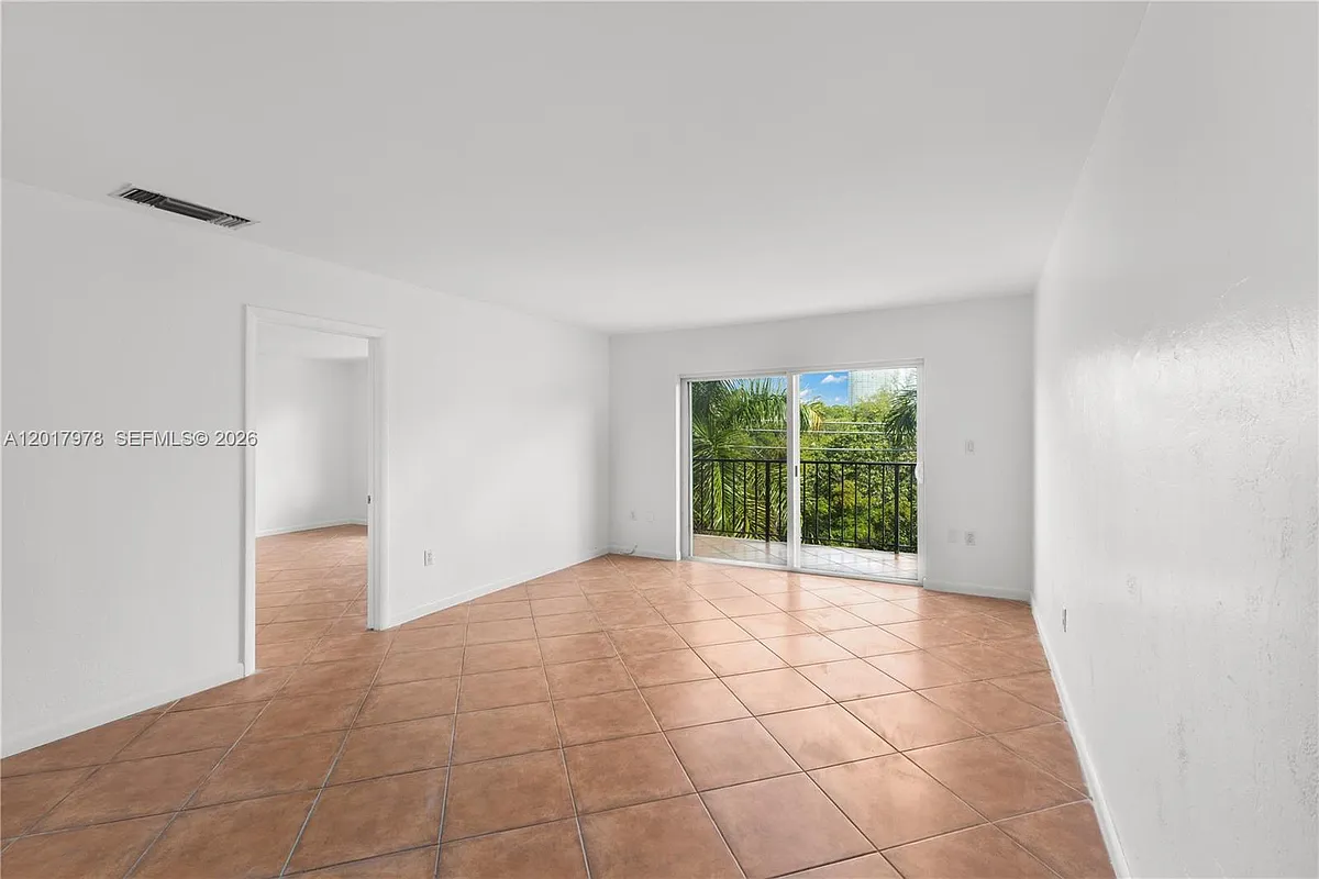 Building Photo - 2600 NE 135th St #4E-A