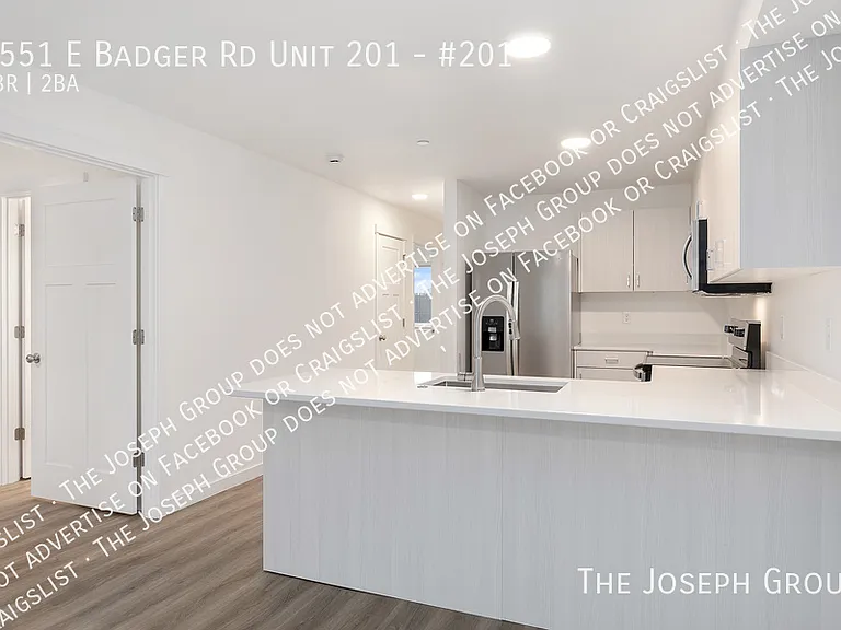 Town's Edge Apartments - 1555 E Badger Rd — Photo 11