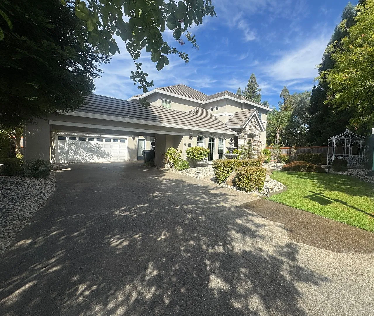 Beautiful Executive Home, 4 Bedrooms, 3.5 Bathrooms in Desirable Granite Bay — Photo 2
