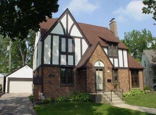 719 Burr Oak Ct, Delavan, WI 53115