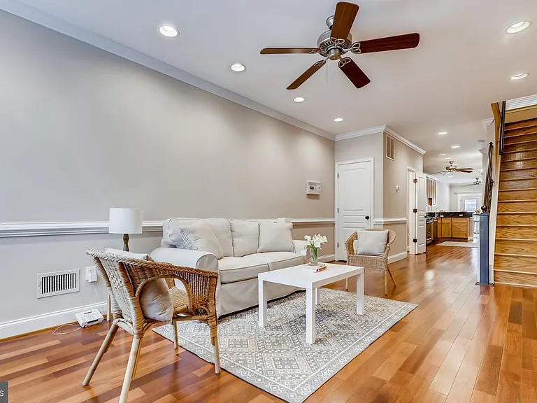 130 W Ostend St — Photo 3
