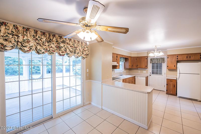 4th image of 8 Sylvan Avenue