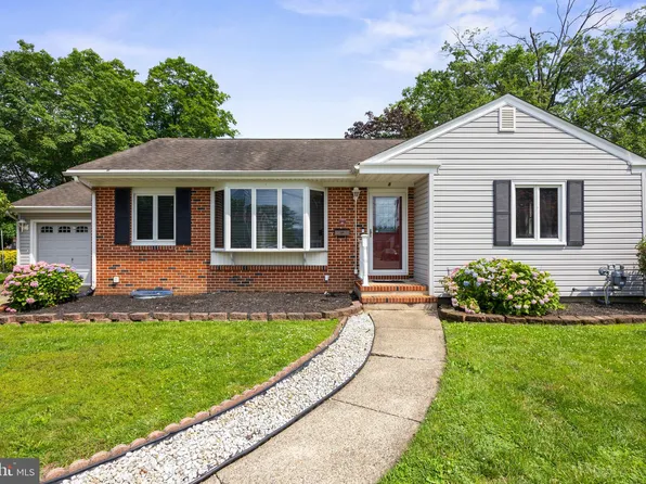 8 Surrey Ct, Cherry Hill, NJ 08034