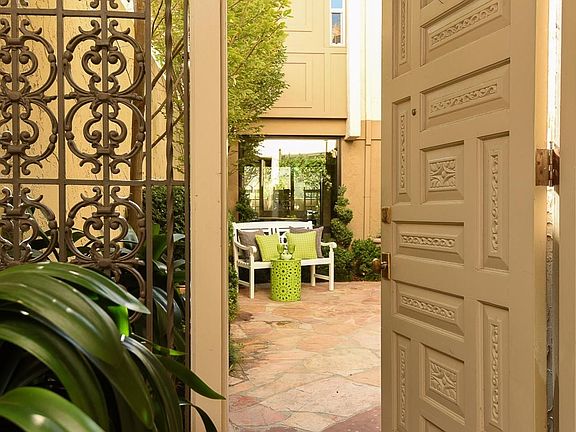 2nd image of 205 Casitas Bulevar