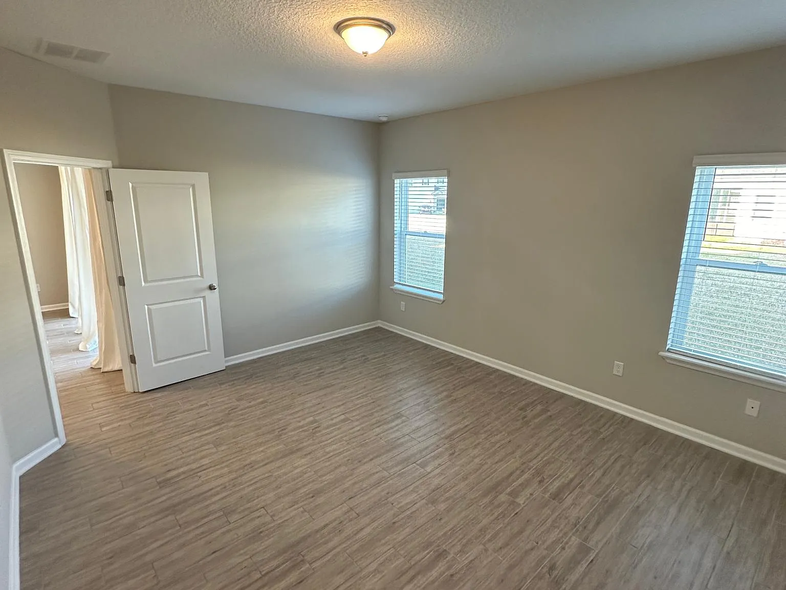 4 bed, 2.5 bath, 2052 sqft, $2,995 — Photo 4