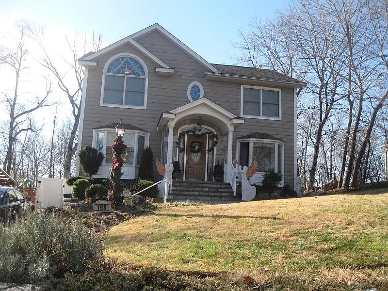 2nd image of 198 Hiawatha Blvd