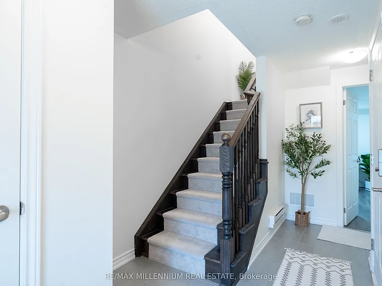 974 Hickory Cres — Photo 4