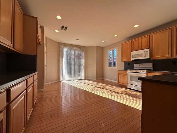 3rd image of 937 Silverton Cir