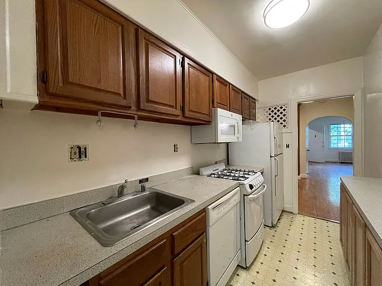 2618 41st St NW — Photo 9