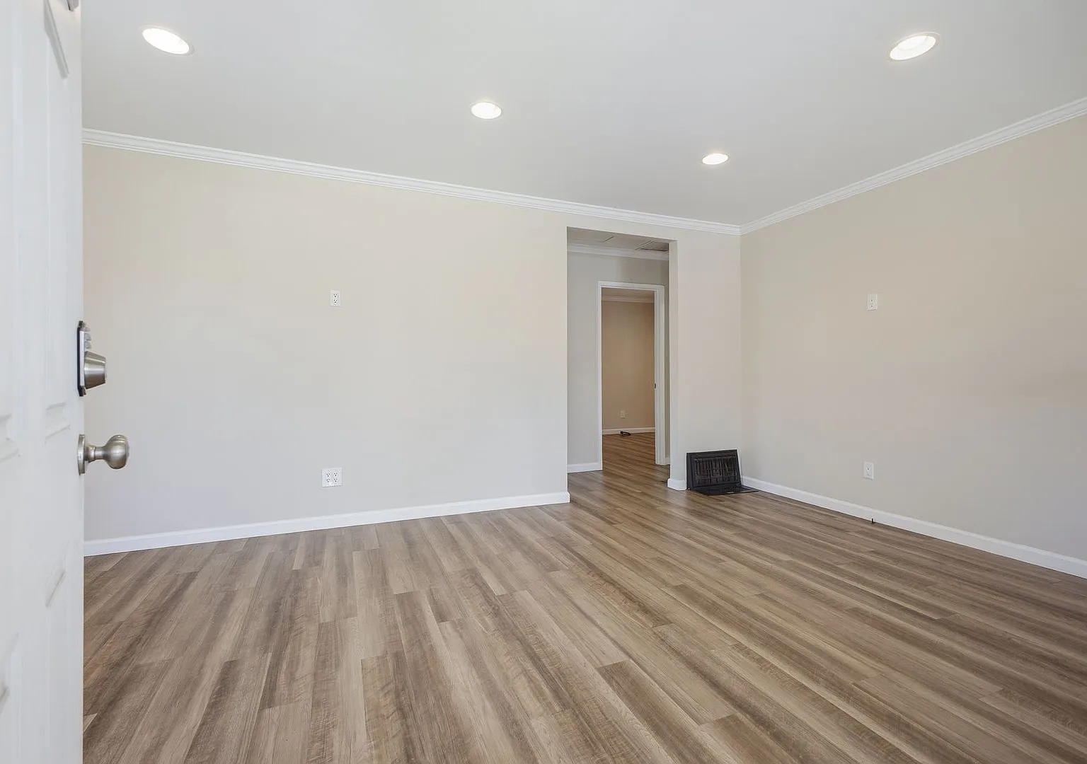 Stunning 3-Bedroom Burbank Home with Office & Entertainer's Backyard — Photo 4