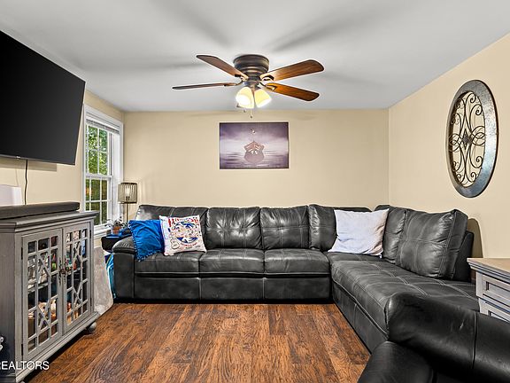 3rd image of 3318 Miller Rd