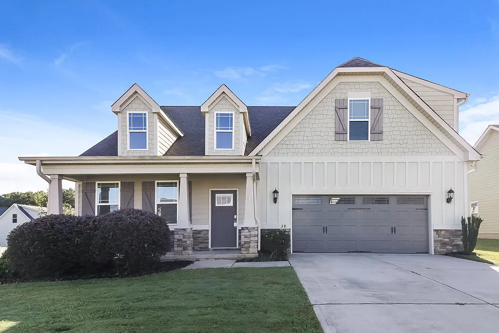 3 bed, 2.5 bath, 2823 sqft, $2,450 — Photo 1