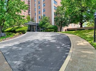 900 S Hanley Rd APT 4E, Saint Louis, MO 63105