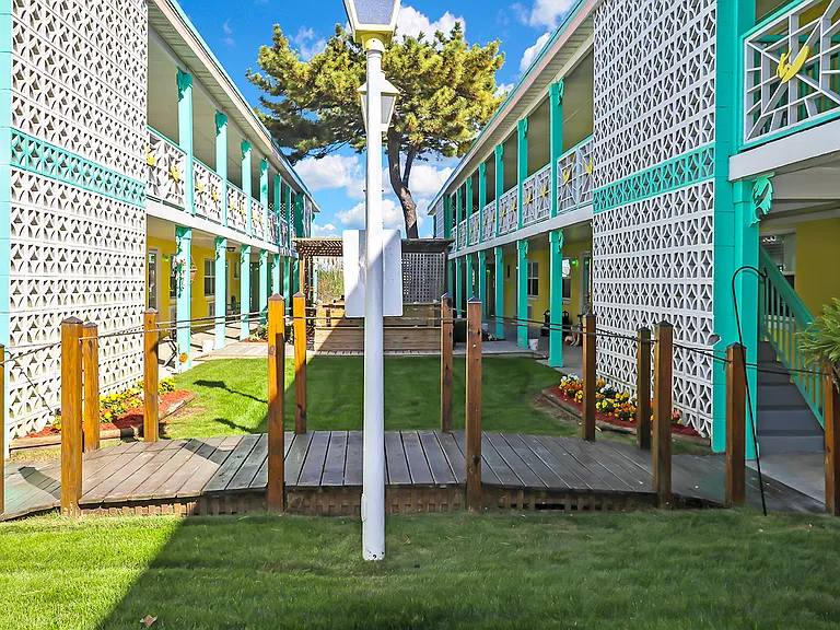 The lush courtyard at Surfrider