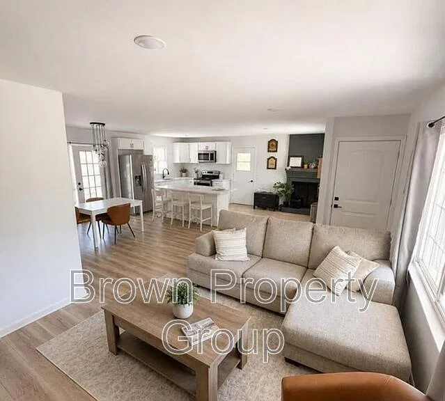 1445 Keswick Dr — Photo 3