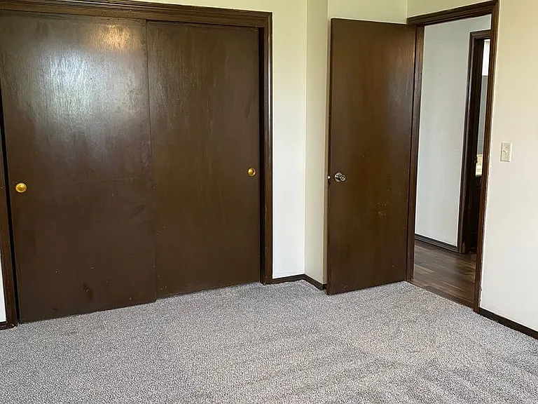 Immaculate Updated 1 & 2 Bedroom with 1 Bath — Photo 30