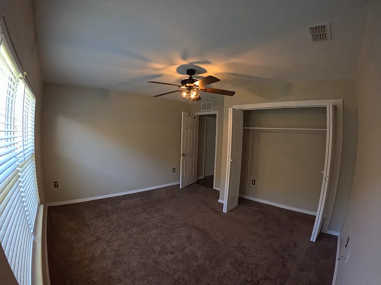 422 Fairfield Dr — Photo 2