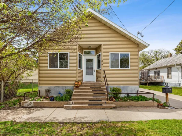 317 15th St S, Fargo, ND 58103