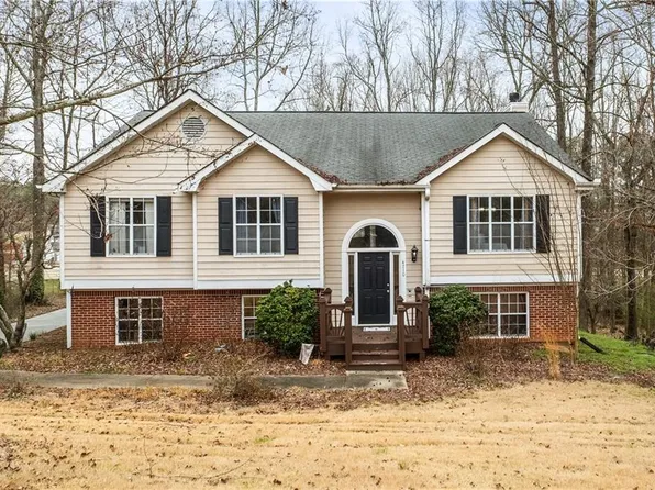 4710 Wheeler Creek Dr, Hoschton, GA 30548