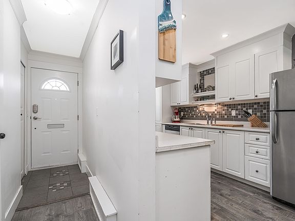 5th image of 33293 E Bourquin Cres #17