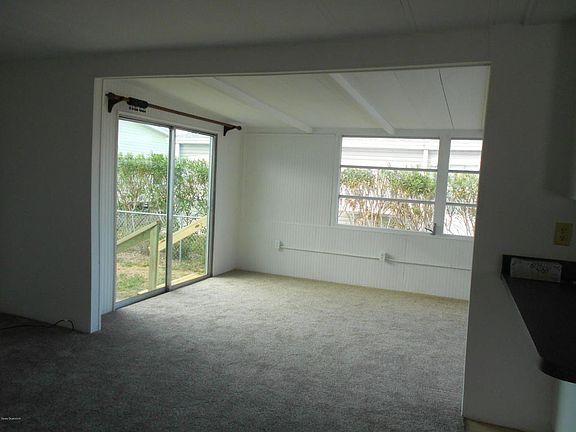 3rd image of 904 Oriole Cir