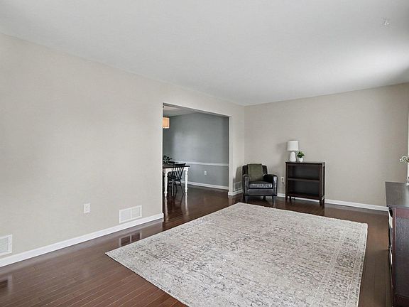 5th image of 122 Huntley Dr
